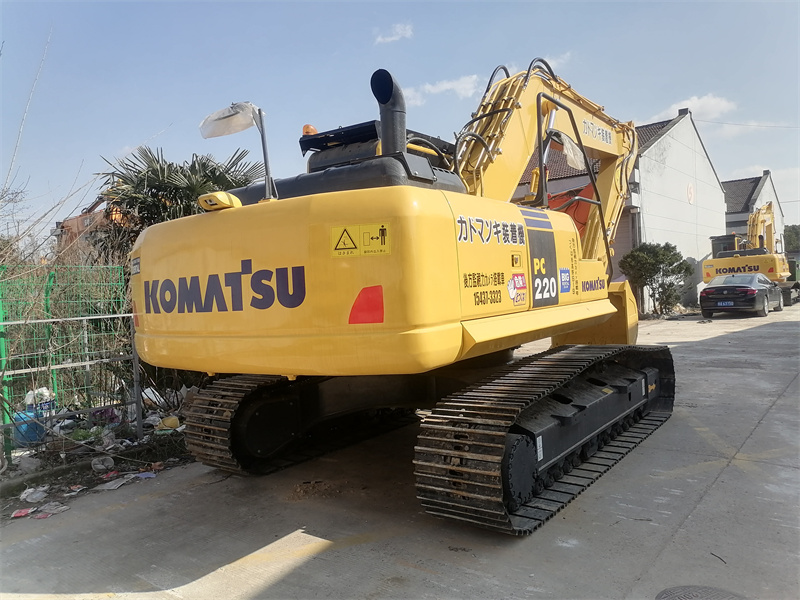 KOMATSU PC220-8 (3)